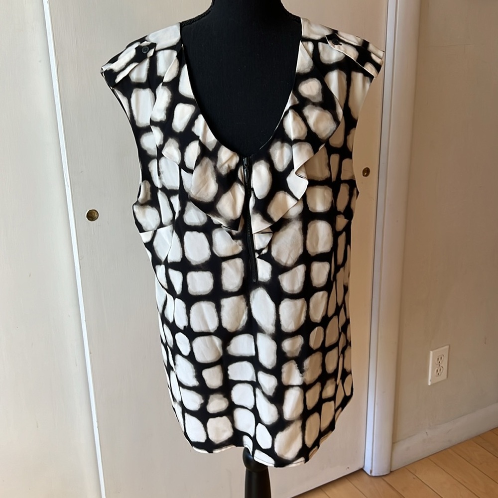 Classiques Entier 100% Silk Cream Black Stone Print Scoop Neck Blouse w Ruffle